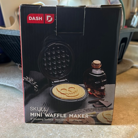 Skull Mini Waffle Maker - Picture 1 of 4